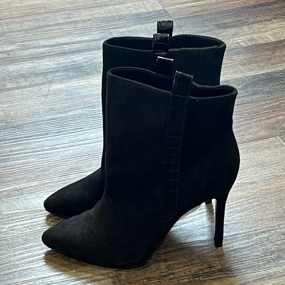 Sakes Fifth Avenue Black Crocodile Embossed-Trim Booties / Size: 7.5 - Picture 2 of 7